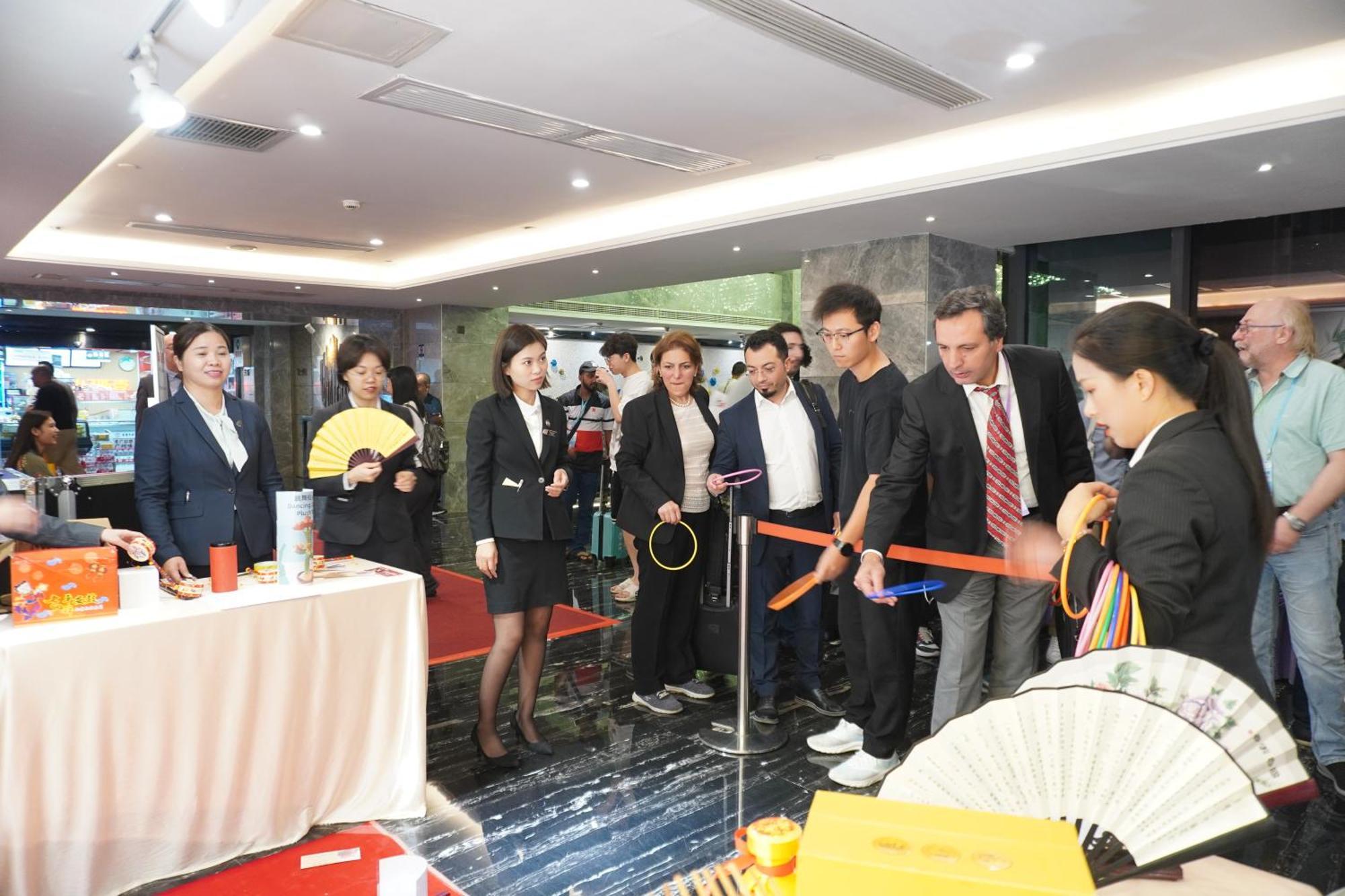 La Perle International Hotel - Free Shuttle Between Hotel And Exhibition Center During Canton Fair & Exhibitor Registration Counter Exterior photo