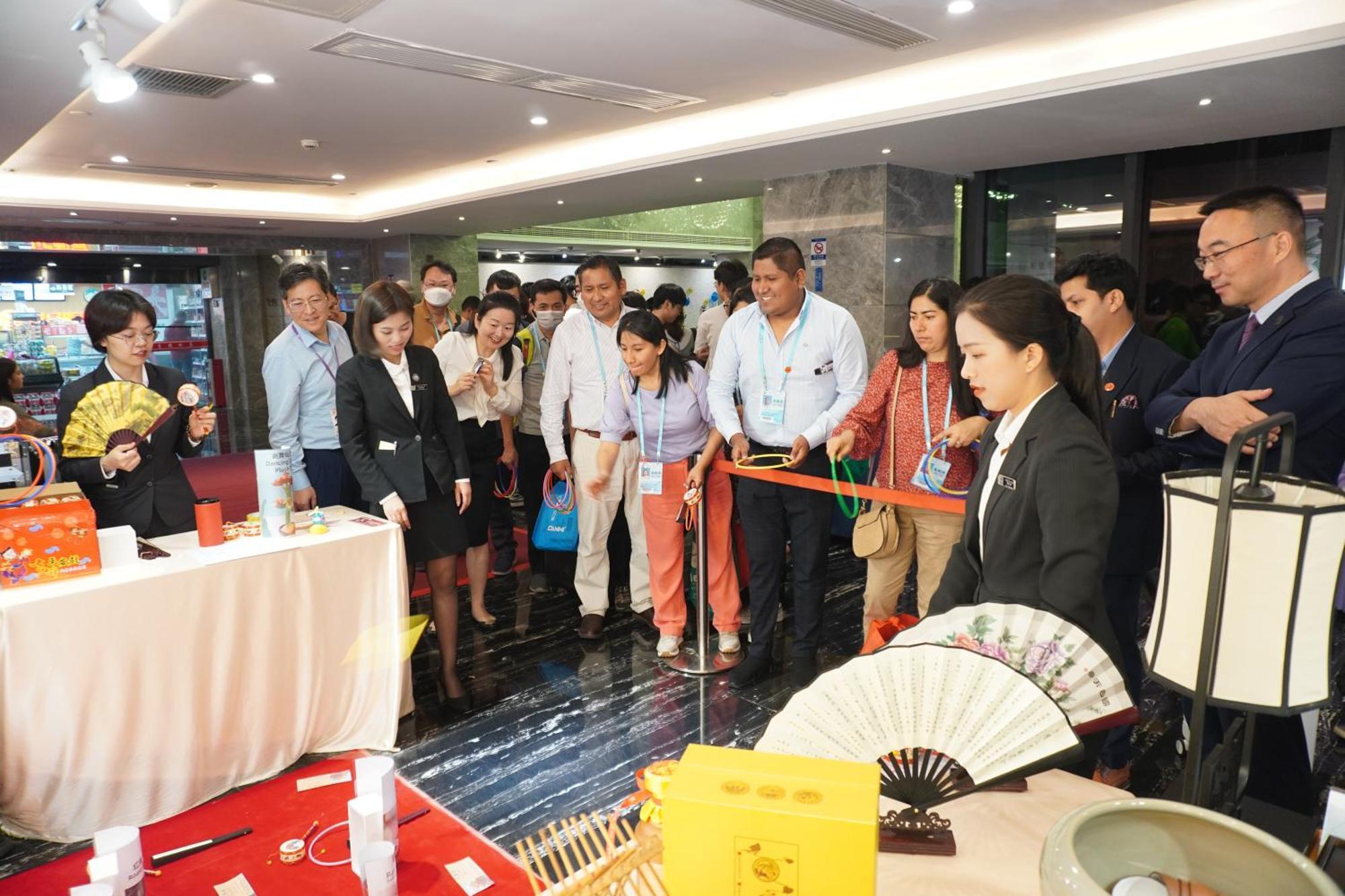 La Perle International Hotel - Free Shuttle Between Hotel And Exhibition Center During Canton Fair & Exhibitor Registration Counter Exterior photo